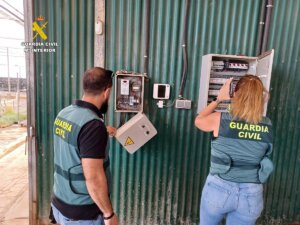 Dos agentes de la Guardia Civil inspeccionan las instalaciones de los viveros en los que se produjeron los robos